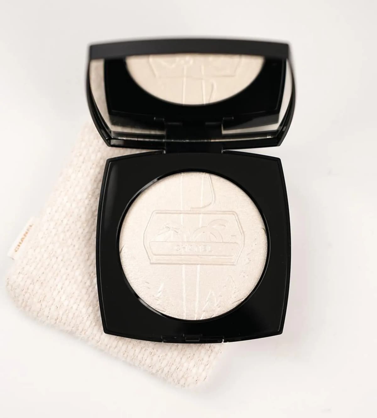 Chanel Holiday 2026 Oversized Illuminating Powder Neige d'Or with ski-lift embossing