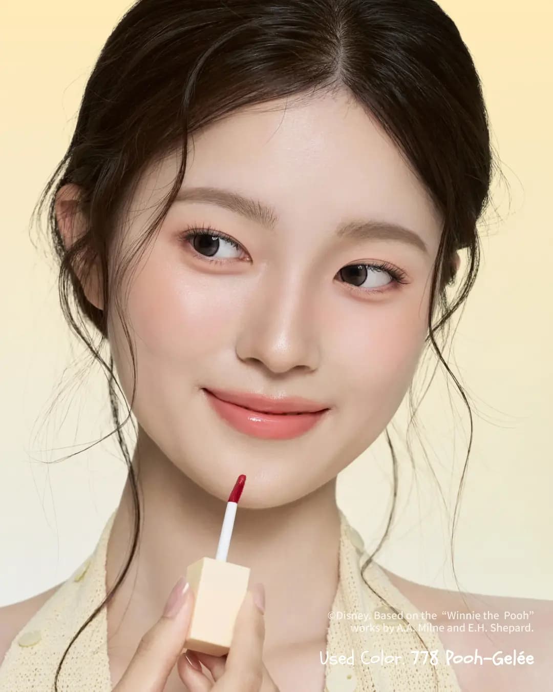 Model applies a red jelly tint with a doe-foot wand, wearing 778 Pooh-Gelée on glossy lips