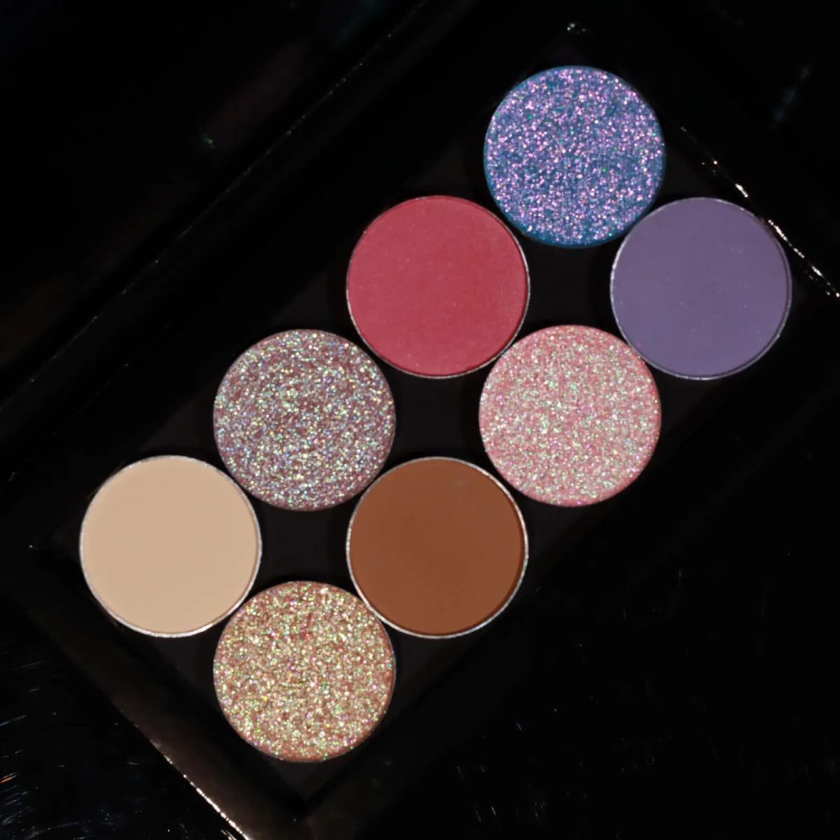 Eight-pan eyeshadow palette with four matte shades in beige, brown, pink, lavender and four glittery holochrome pans