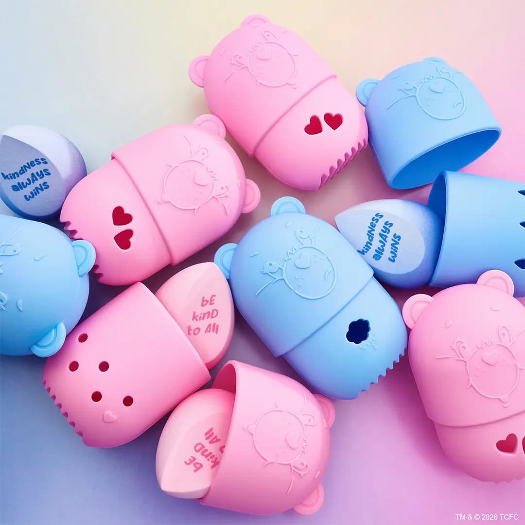 Pink and blue silicone bear-shaped makeup sponge holders with heart cutouts and pastel beauty sponges inside.